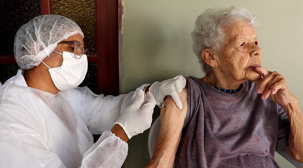 Idosos acima de 90 anos serão vacinados em casa