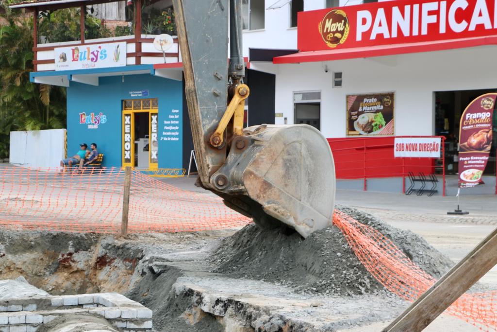 Obras executa construção e readequação de drenagem pluvial na Barra Obras executa construção e readequação de drenagem pluvial na Barra