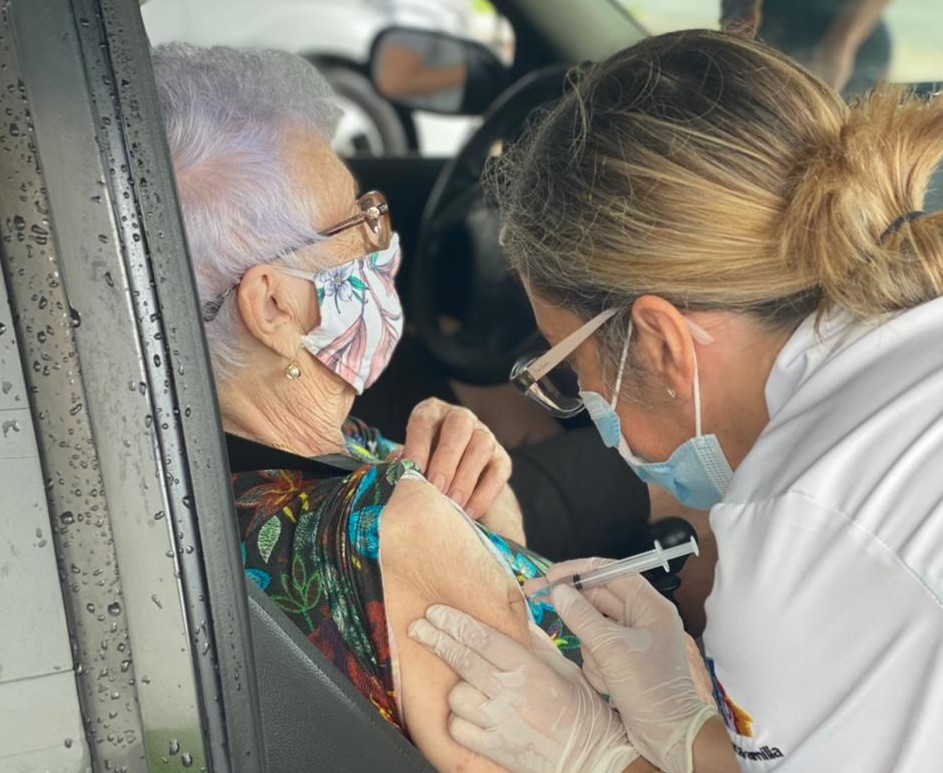 Covid-19: drive-thru no Centreventos vacina quase 500 idosos