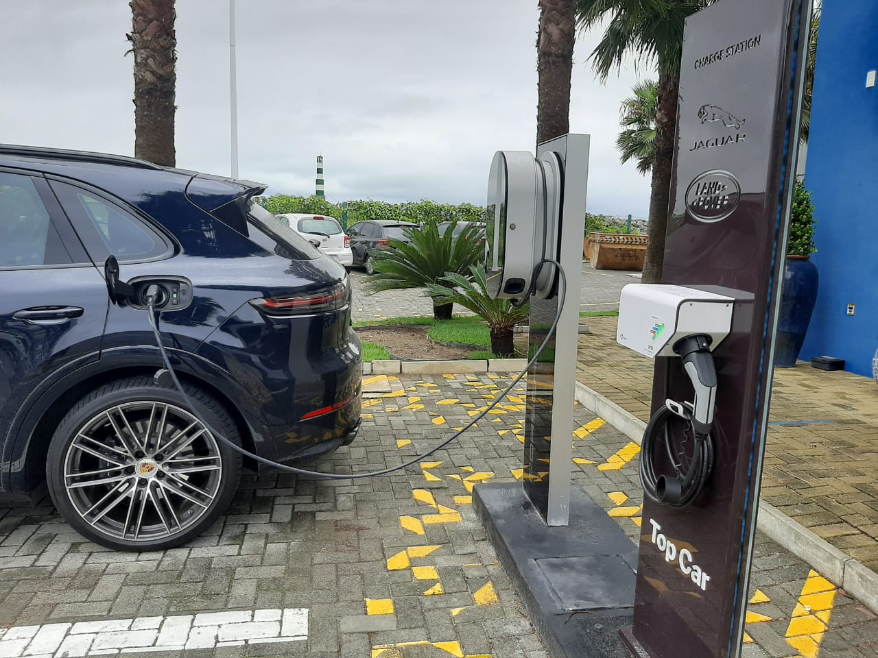 Itajaí ganha pontos de abastecimento de carros elétricos