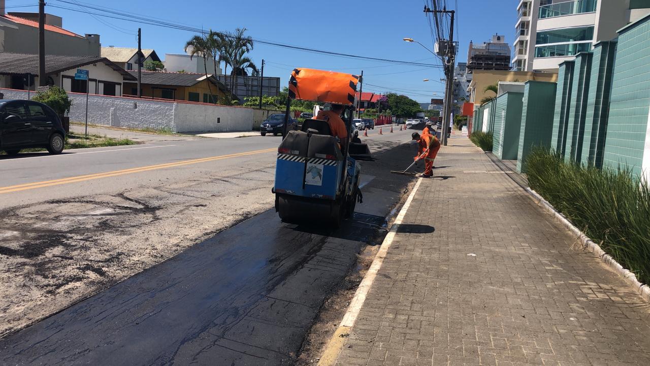 Secretaria de Obras trabalha repavimentação de acostamento da Nereu Ramos