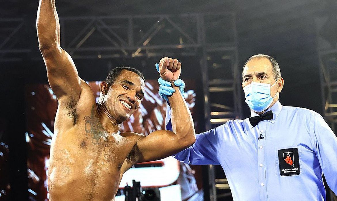 Boxe: Esquiva Falcão arrasa adversário e segue invicto com 28 vitórias