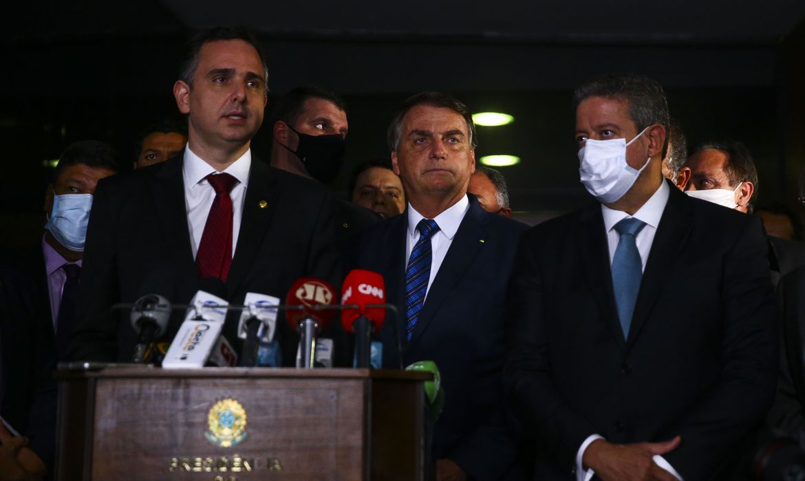 Bolsonaro entrega medida provisória para privatização da Eletrobras Bolsonaro entrega medida provisória para privatização da Eletrobras