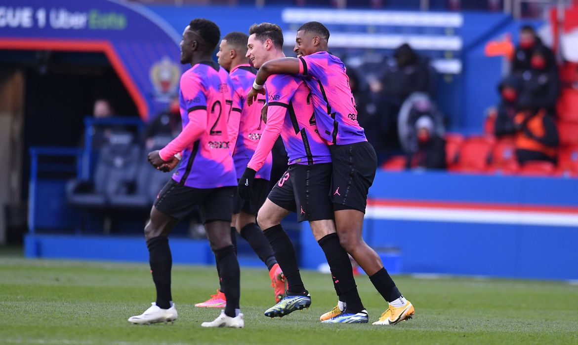 Sem Neymar, PSG vence Nice e chega à liderança do Campeonato Francês Sem Neymar, PSG vence Nice e chega à liderança do Campeonato Francês