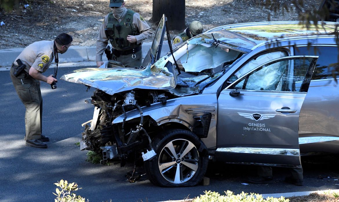 Tiger Woods está acordado após acidente, polícia investiga causa
