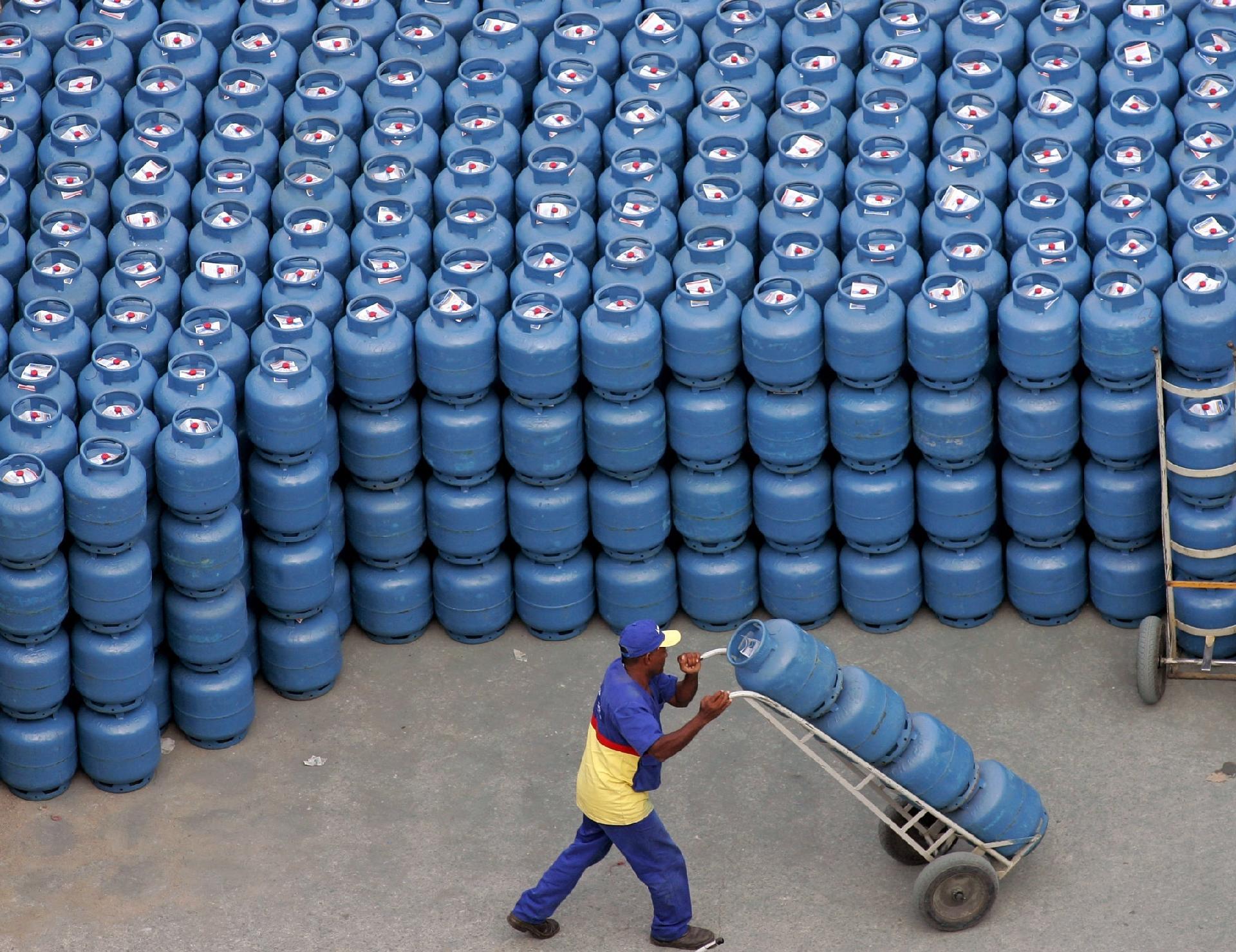 Bolsonaro diz que impostos federais sobre gás e diesel serão zerados