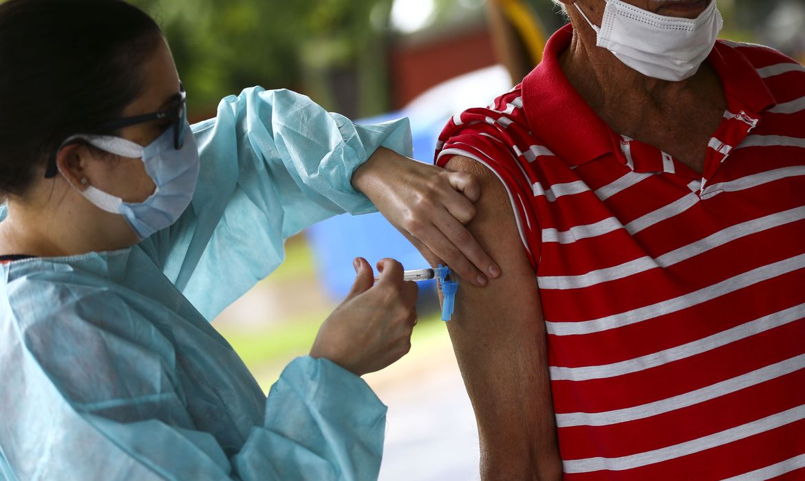 Ministério da Saúde dispensa licitação para compra de vacinas