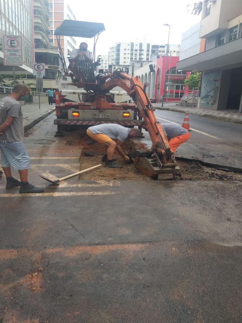 Prefeitura de Florianópolis faz recapeamento asfáltico das ruas do Centro Prefeitura de Florianópolis faz recapeamento asfáltico das ruas do Centro