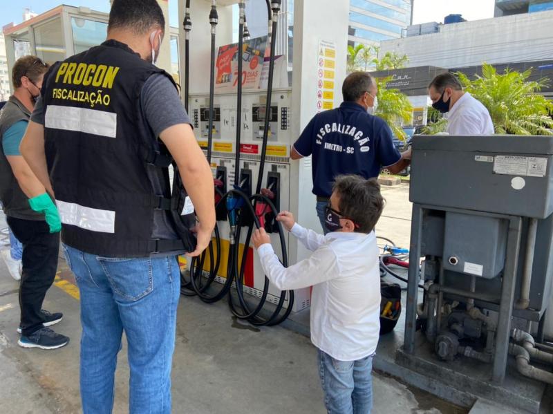 Procon autua posto de combustível com bomba lacrada pelo Imetro/SC