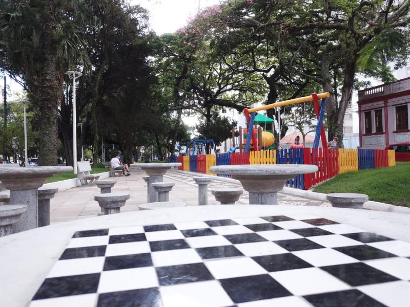 Aniversário de Florianópolis tem momento de valorização de história e arte local: Prefeitura entrega reforma da Praça Olívio Amorim com arte de Hassis