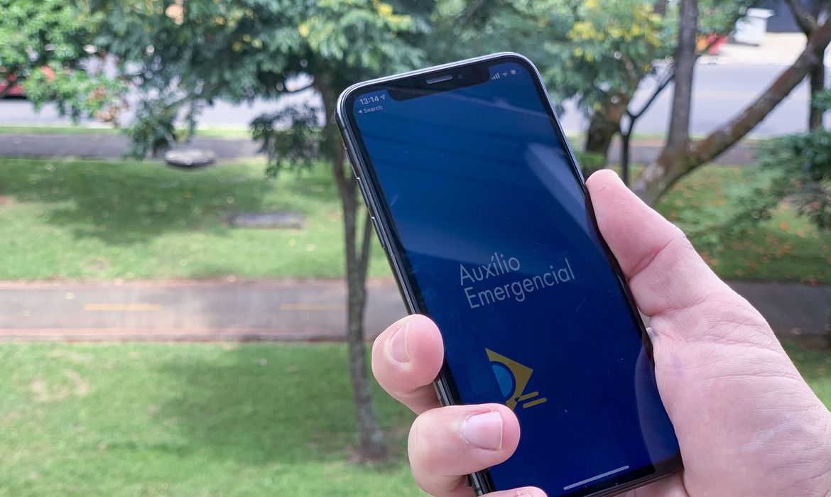 Auxílio emergencial pode ficar para abril, diz Guedes: benefício vai variar de R$ 150 a R$ 375 Auxílio emergencial pode ficar para abril, diz Guedes: benefício vai variar de R$ 150 a R$ 375