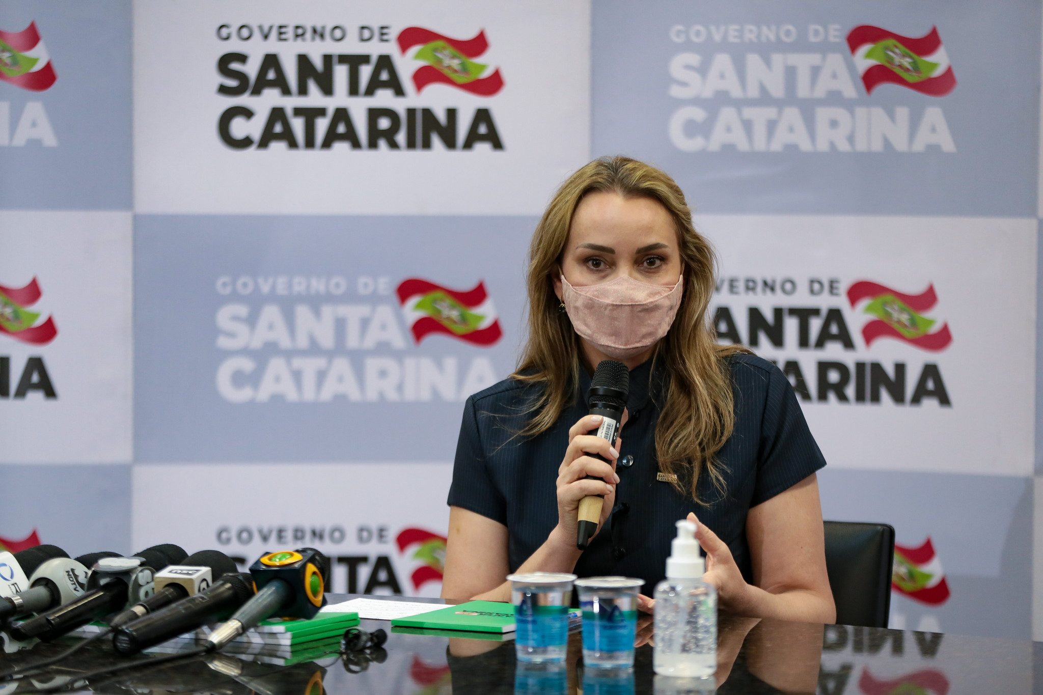 Governadora de Santa Catarina:  Daniela Reinehr clama por união e compromisso com a vida após tomar posse