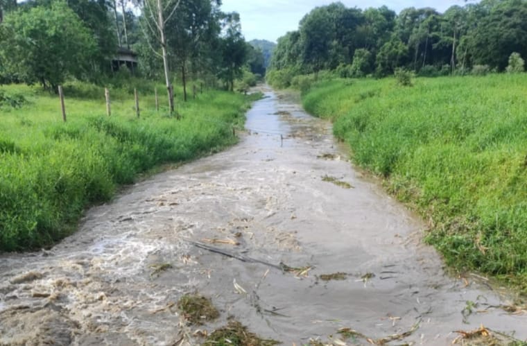 Secretaria de Obras trabalha na limpeza da cidade e na desobstrução de canais de drenagem