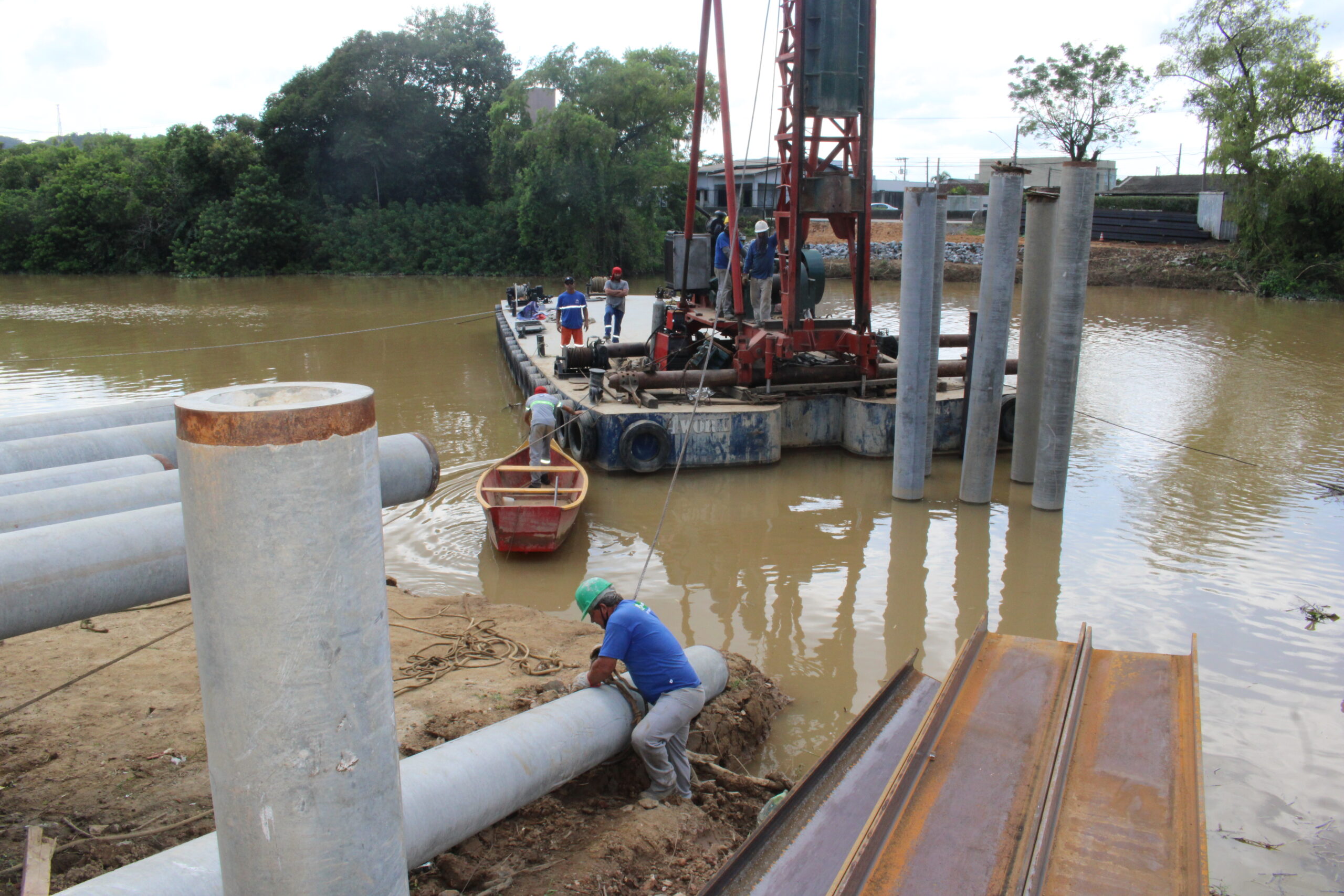 Estacas da ponte entre Cordeiros e São Vicente são colocadas no rio Itajaí-Mirim Estacas da ponte entre Cordeiros e São Vicente são colocadas no rio Itajaí-Mirim