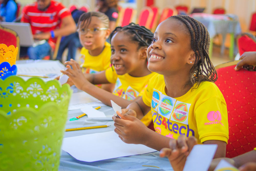 Mastercard anuncia maratona do Girls4Tech e inspira meninas a desenvolverem habilidades em ciência, tecnologia, engenharia e matemática