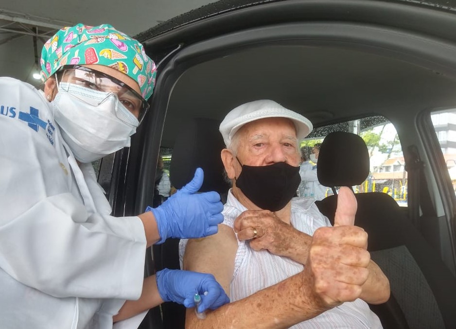 Itajaí promove drive-thru de vacinação contra Covid-19 para idosos com 80 anos ou mais