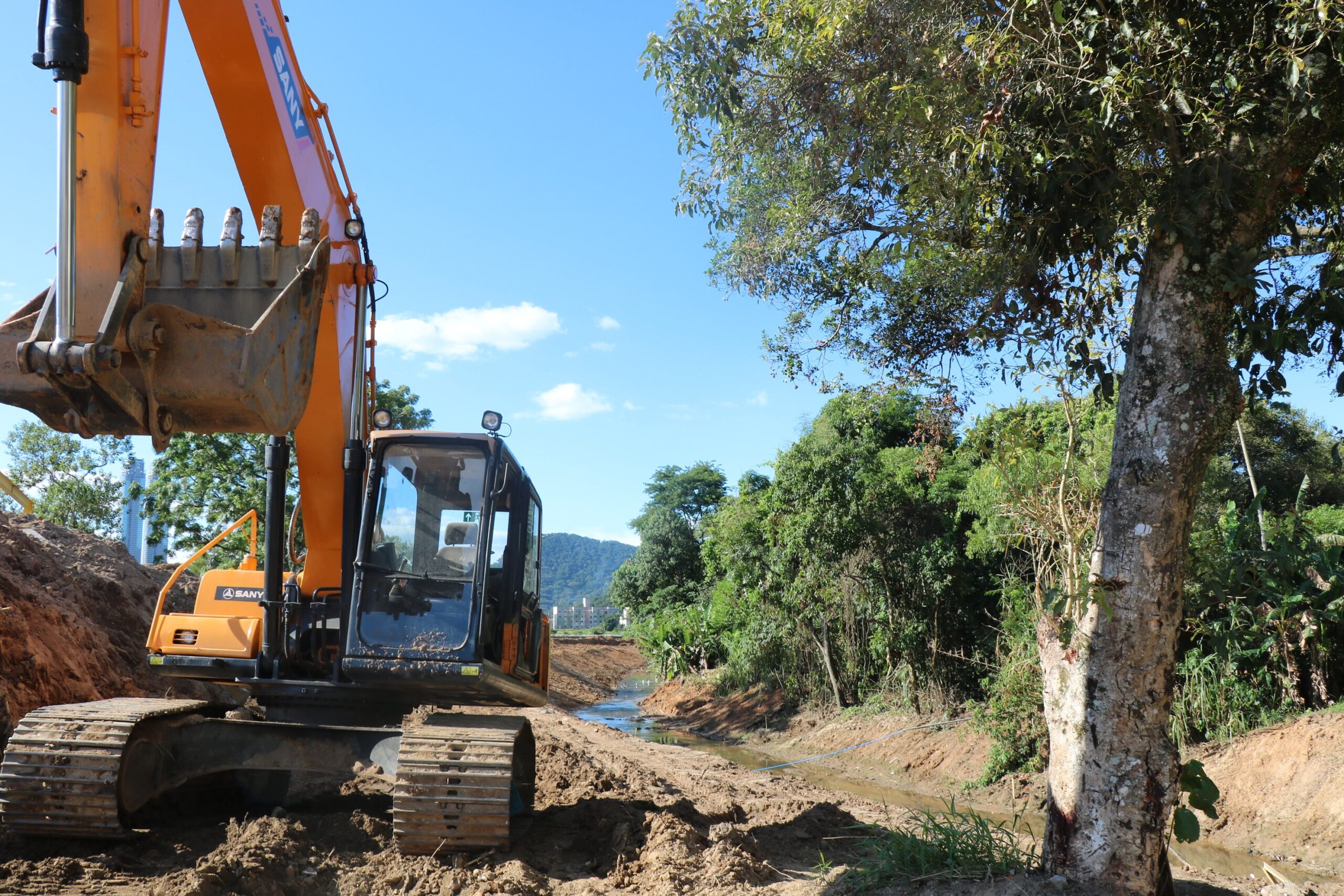 Obra no Rio das Ostras segue com limpeza no trecho quatro