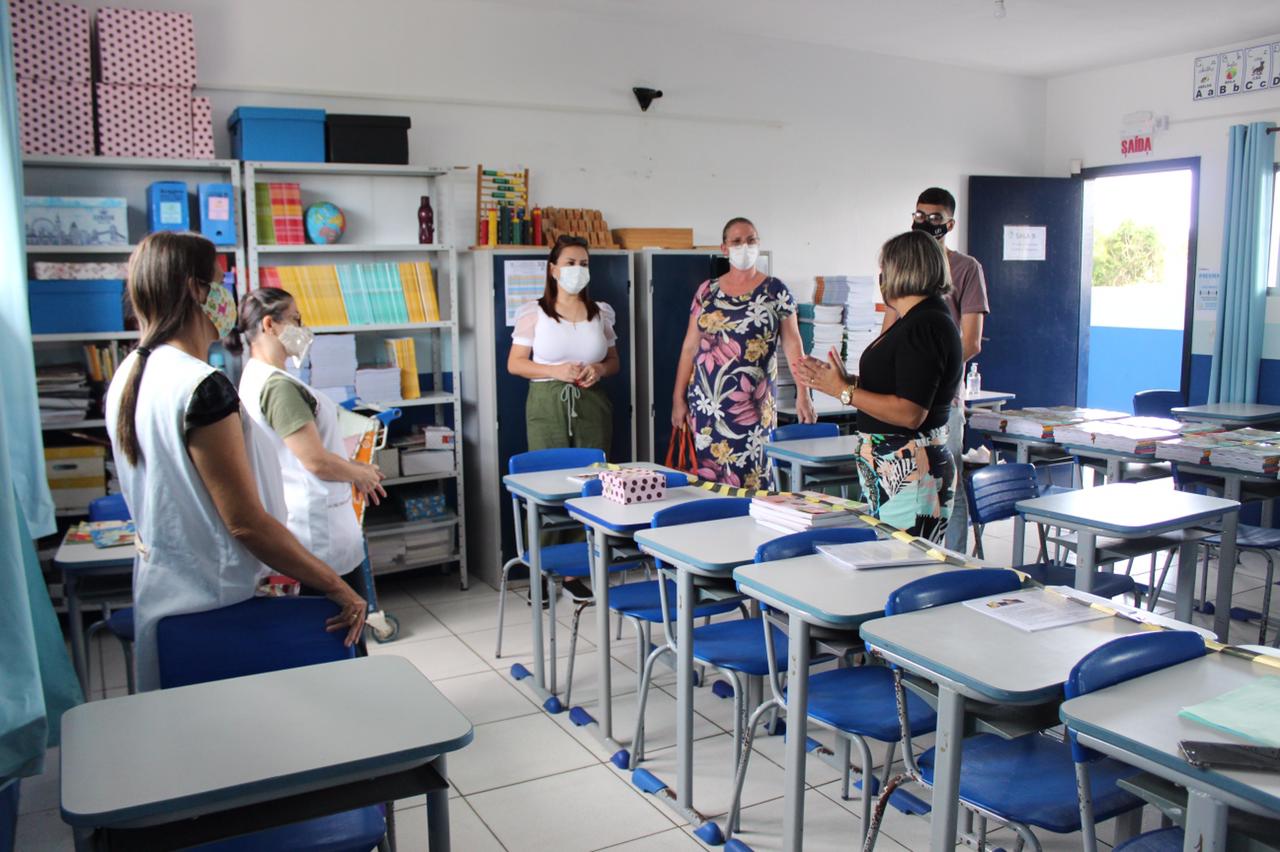 Escolas do Centro e Hugo de Almeida recebem vistoria da Comissão de Educação Escolas do Centro e Hugo de Almeida recebem vistoria da Comissão de Educação