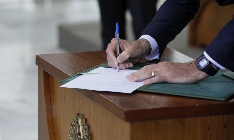 Desde o início do Governo, mais de 3.800 atos já foram retirados do ordenamento jurídico brasileiro Desde o início do Governo, mais de 3.800 atos já foram retirados do ordenamento jurídico brasileiro