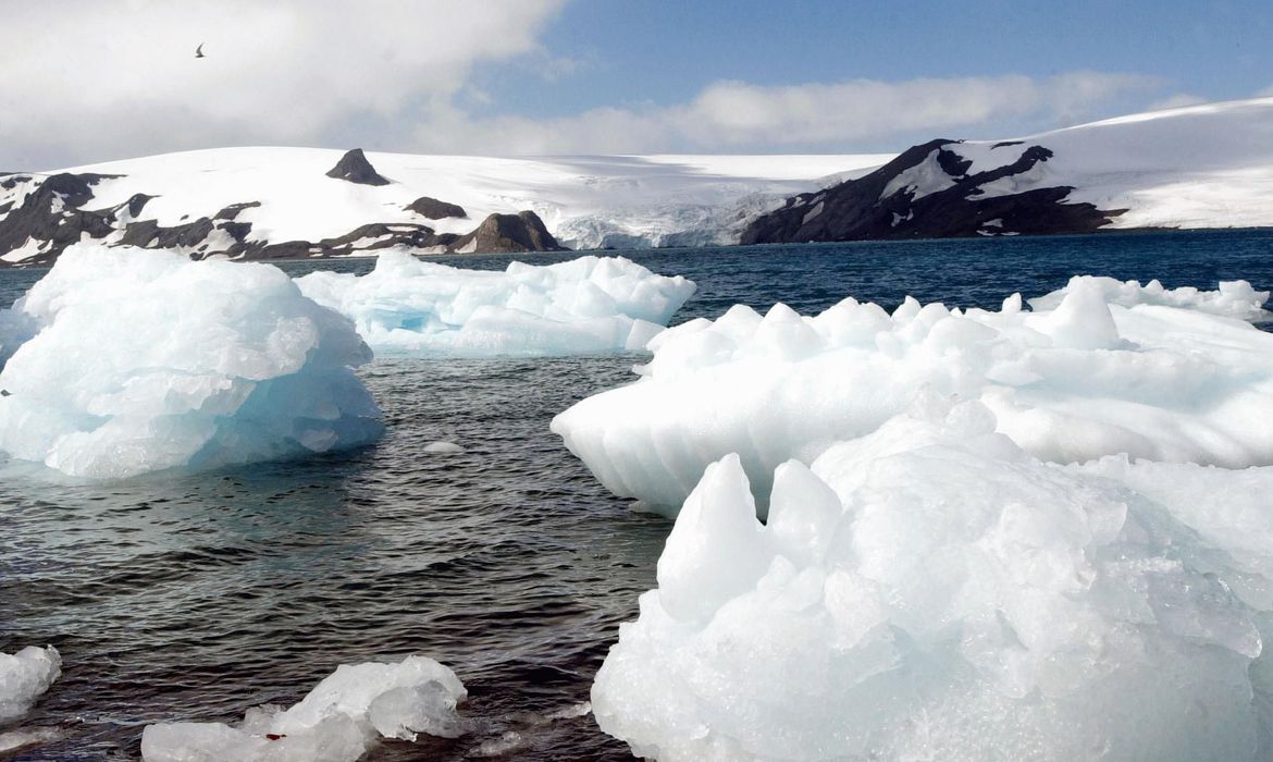 Antártida: degelo provoca separação de iceberg