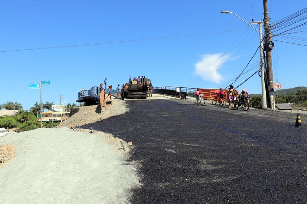 Ponte começa a receber primeira camada asfáltica