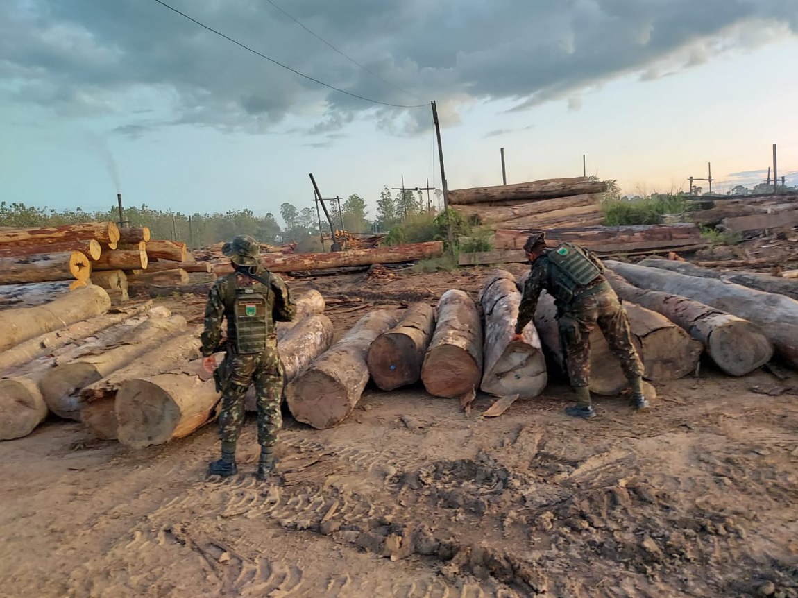 Militares vistoriam embarcações e veículos para coibir delitos na Amazônia Legal