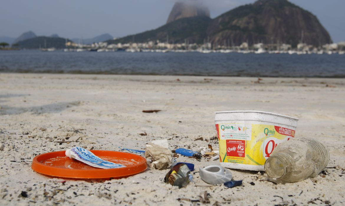 Lixo Fora D’Água: Estudo mostra que 70% dos resíduos do mar brasileiro são plástico