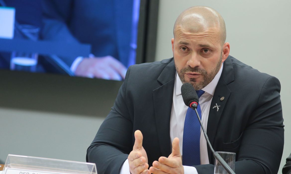 Alexandre de Moraes determina prisão domiciliar para Daniel Silveira: Parlamentar foi preso após divulgar vídeo com ataques contra integrantes do STF e apologia ao Ato Institucional Nº 5 Alexandre de Moraes determina prisão domiciliar para Daniel Silveira: Parlamentar foi preso após divulgar vídeo com ataques contra integrantes do STF e apologia ao Ato Institucional Nº 5