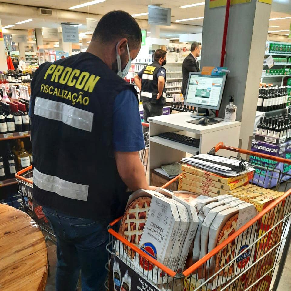 Alimentos Impróprios para CONSUMO: Procon de Florianópolis apreende mais de 130 kg de alimentos em supermercado no Santa Mônica