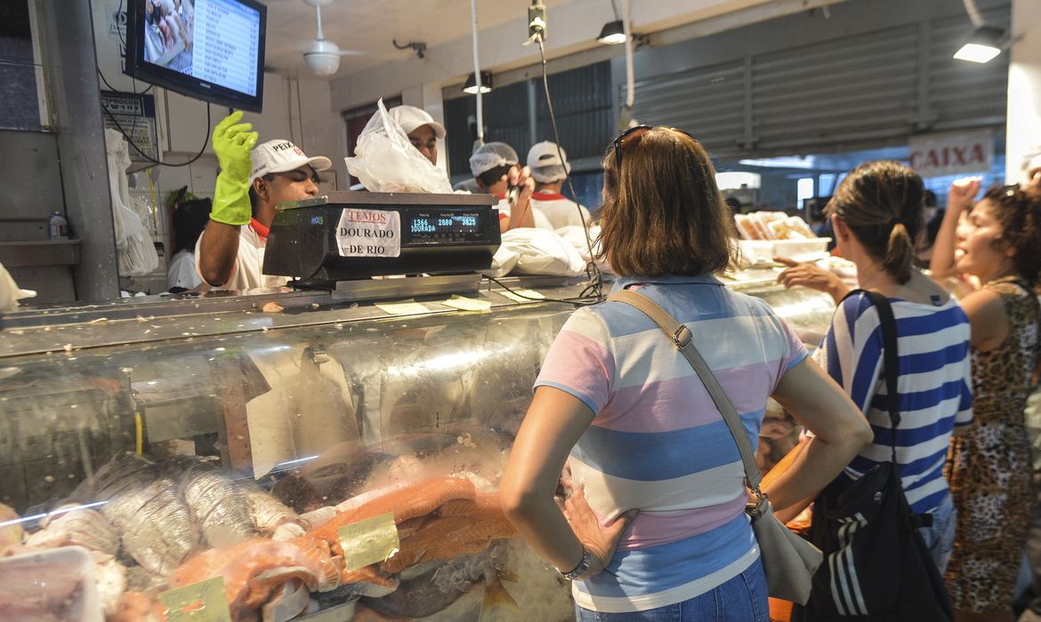 Consumidores devem ficar atentos com compras da Semana Santa: após o manuseio das compras, não se esqueça de lavar suas mãos, com água e sabão