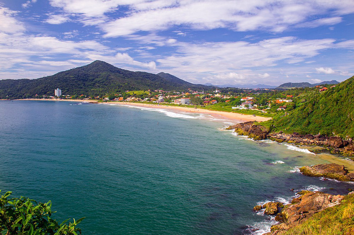 Bombinhas “Mais Saneada”: Fazer turismo em um destino despoluído e sem riscos à saúde significa uma viagem mais tranquila e segura para toda a família