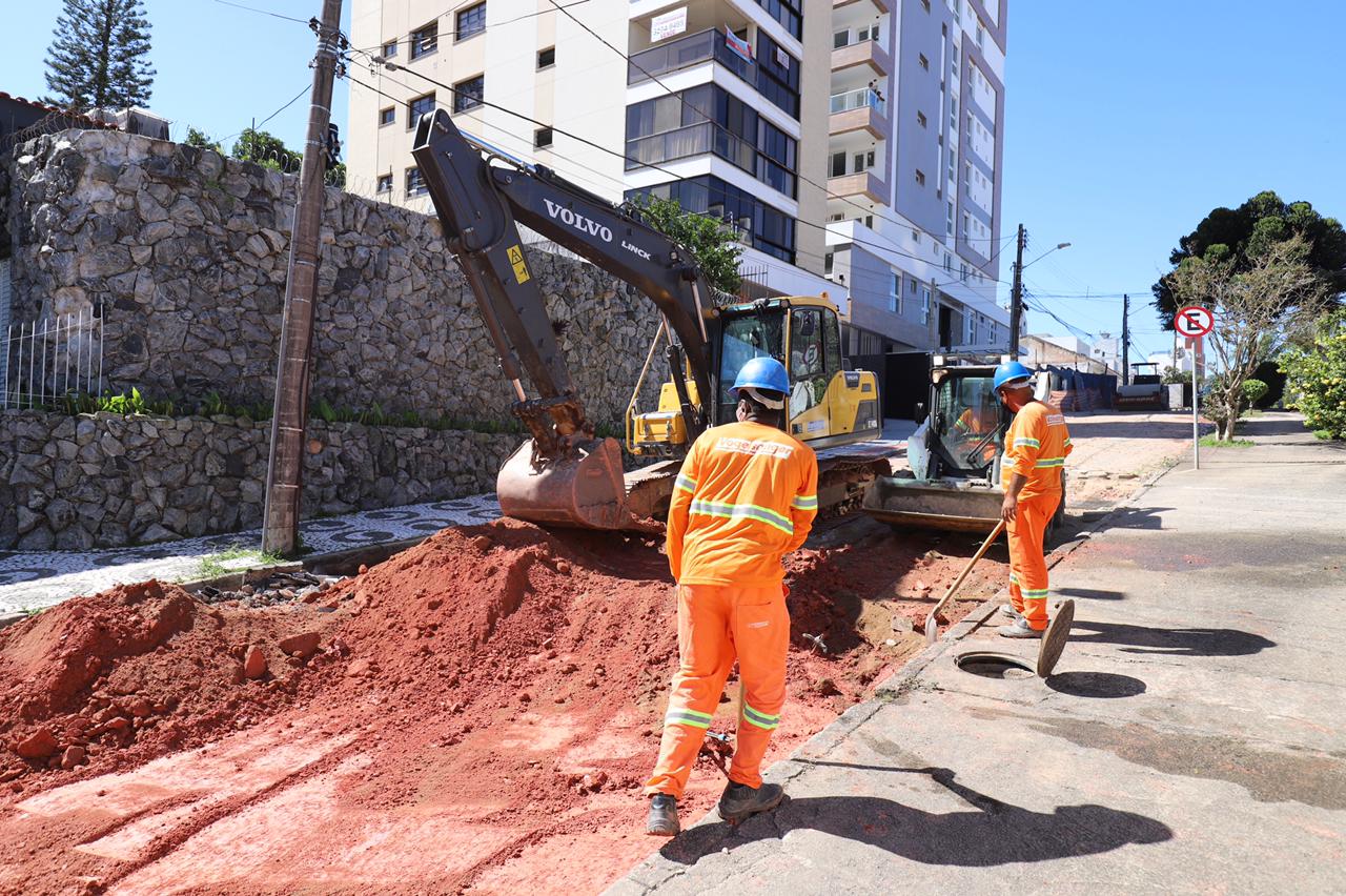 Começa o Asfaltaço da Alameda Heriberto Hülse: ao todo são quatro ruas contíguas do Centro de Florianópolis próximas a escolas e clínicas médicas em obras