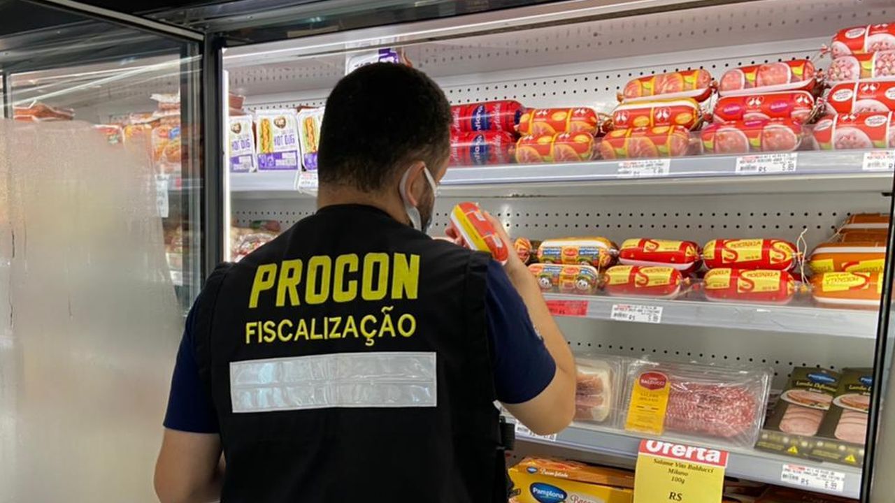 Estamos de OLHO: Procon da Prefeitura de Florianópolis apreende quase 100 kg de alimentos em atacadista da Vargem Grande