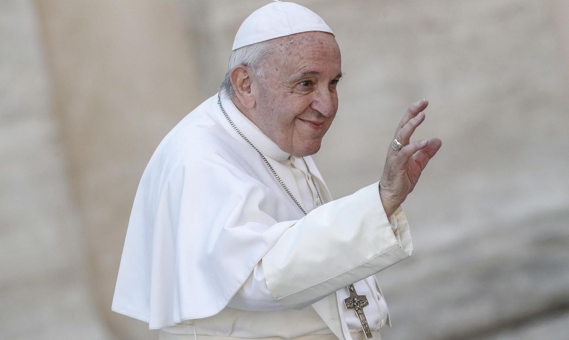 Papa Francisco encontra pessoas carentes que recebem vacina no Vaticano