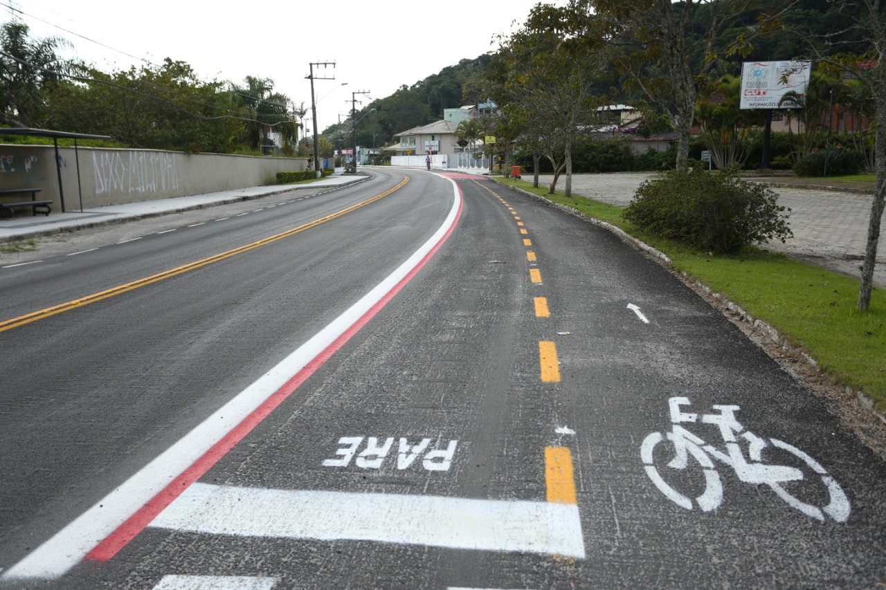 Mobilidade Urbana: Mais 14 quilômetros de estruturas cicloviárias estão sendo implantados paralelamente em importantes vias de todas as regiões de Florianópolis Mobilidade Urbana: Mais 14 quilômetros de estruturas cicloviárias estão sendo implantados paralelamente em importantes vias de todas as regiões de Florianópolis