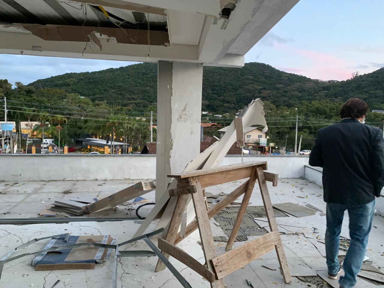 Obra Irregular: Prefeitura de Florianópolis realiza demolição de cobertura irregular em prédio no Rio Tavares Obra Irregular: Prefeitura de Florianópolis realiza demolição de cobertura irregular em prédio no Rio Tavares