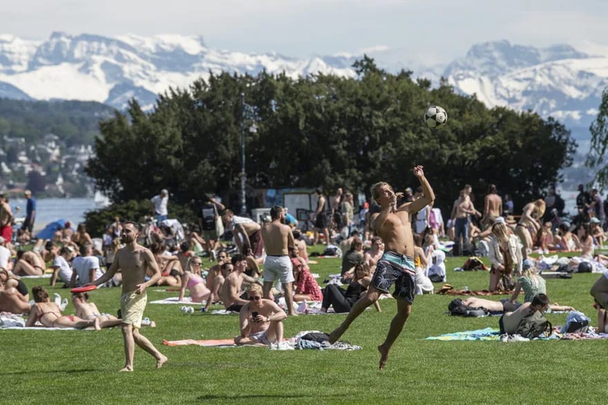 Coronavírus na Suíça: Tendo em vista a chegada do verão a exigência de máscara para certas áreas, tais como praias e piscinas públicas, pode ser derrogada Coronavírus na Suíça: Tendo em vista a chegada do verão a exigência de máscara para certas áreas, tais como praias e piscinas públicas, pode ser derrogada
