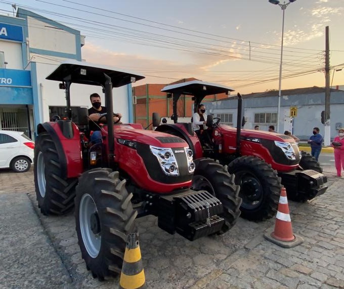 Infraestrutura: Prefeitura de Penha inaugura rua e entrega dois tratores para Secretaria de Pesca Infraestrutura: Prefeitura de Penha inaugura rua e entrega dois tratores para Secretaria de Pesca