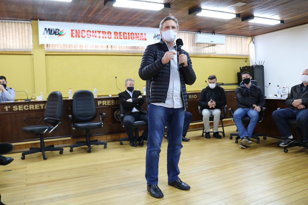 Dário na Estrada: Vacinado e motivado, o senador Dário Berger integra a comitiva do MDB que iniciou nesta sexta-feira uma série de encontros regionais pelo estado Dário na Estrada: Vacinado e motivado, o senador Dário Berger integra a comitiva do MDB que iniciou nesta sexta-feira uma série de encontros regionais pelo estado