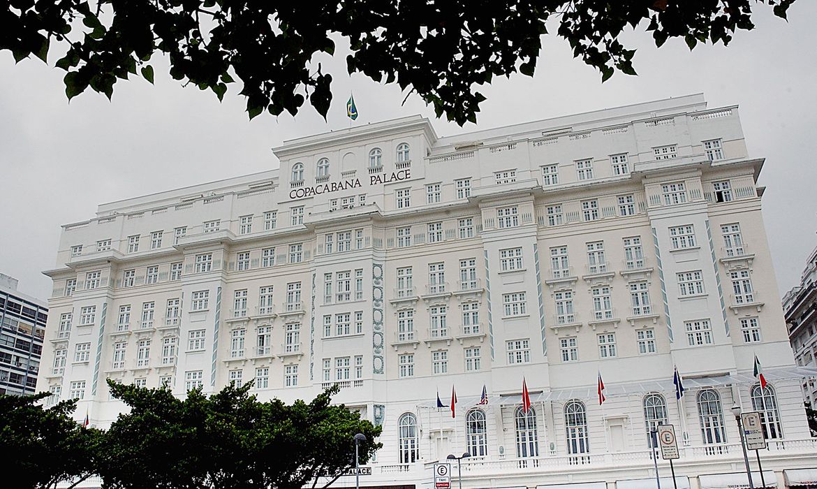 Mau Exemplo: Copacabana Palace é multado em R$ 15 mil por festa com aglomeração Mau Exemplo: Copacabana Palace é multado em R$ 15 mil por festa com aglomeração