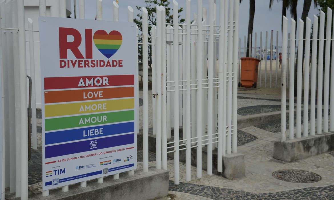 Orgulho LGBTI: Rio celebra mês de orgulho LGBTI+ com instalação de painéis na orla Orgulho LGBTI: Rio celebra mês de orgulho LGBTI+ com instalação de painéis na orla