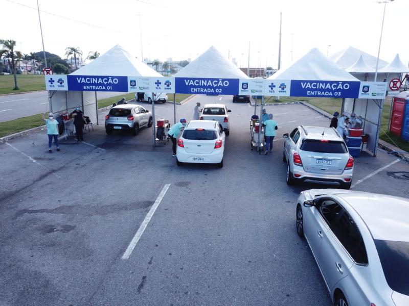 Floripa Vacina “Pessoas de 56 anos”: Ação seguirá sendo realizada neste domingo e na próxima semana Floripa Vacina “Pessoas de 56 anos”: Ação seguirá sendo realizada neste domingo e na próxima semana