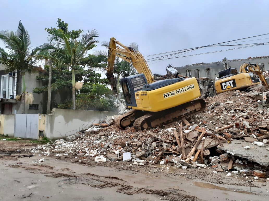 Obra Irregular: Prefeitura de Florianópolis finaliza demolição de obra irregular no bairro Ingleses Obra Irregular: Prefeitura de Florianópolis finaliza demolição de obra irregular no bairro Ingleses