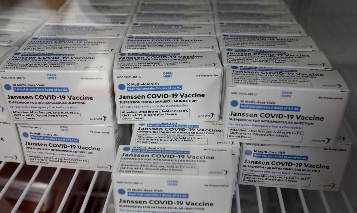 Retomada da Vacinação: Novo lote com 300 mil doses da vacina da Janssen chega ao Brasil Retomada da Vacinação: Novo lote com 300 mil doses da vacina da Janssen chega ao Brasil