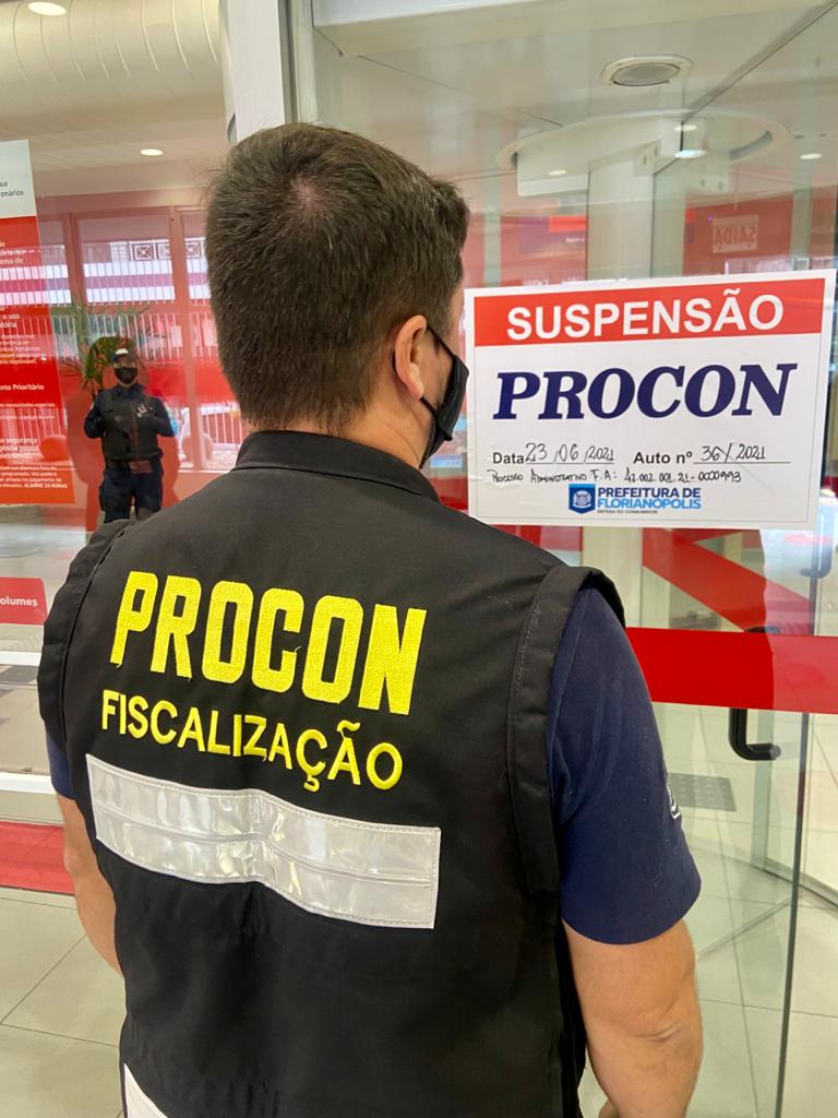 Fiscalização em Ação: Agências bancárias são interditadas e multadas após ação de fiscalização do Procon de Florianópolis Fiscalização em Ação: Agências bancárias são interditadas e multadas após ação de fiscalização do Procon de Florianópolis
