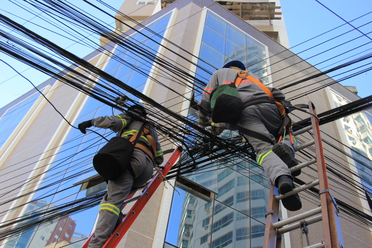 Iluminação Pública: Força-tarefa para retirada de fios obsoletos de postes começa na Rua Miguel Matte Iluminação Pública: Força-tarefa para retirada de fios obsoletos de postes começa na Rua Miguel Matte