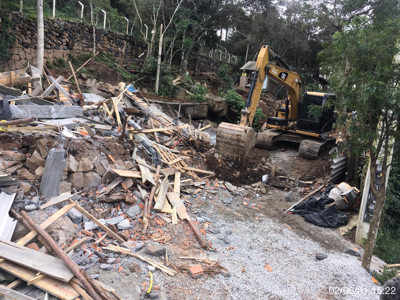 Prefeitura de Florianópolis realiza demolição de duas Obras Irregulares: Operações ocorreram nos Ingleses e no Morro das Pedras Prefeitura de Florianópolis realiza demolição de duas Obras Irregulares: Operações ocorreram nos Ingleses e no Morro das Pedras