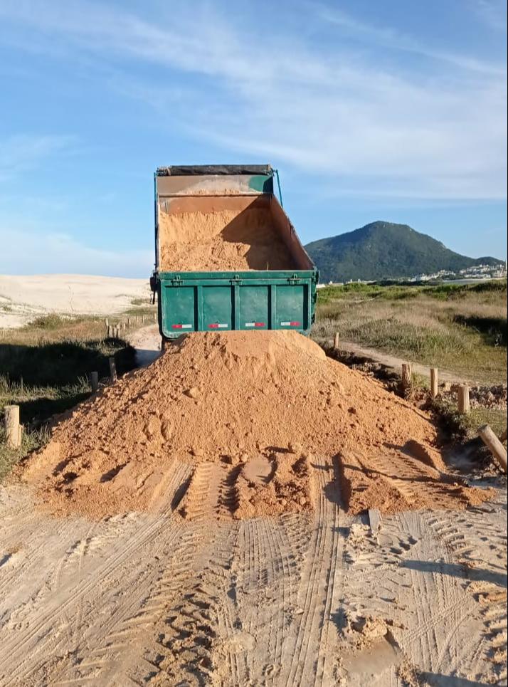 Floripa em Obras: manutenção em estrada de acesso aos ranchos de pescadores no Parque Natural no Santinho Floripa em Obras: manutenção em estrada de acesso aos ranchos de pescadores no Parque Natural no Santinho