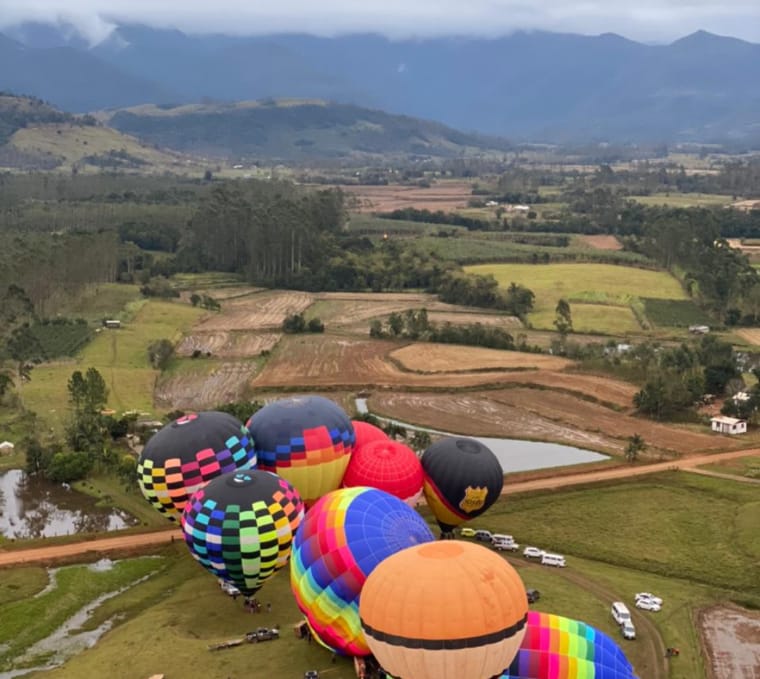 Turismo SC: Deputada Paulinha dedicada na valorização do turismo catarinense vive a experiência do passeio de Balão em Praia Grande no Sul de Santa Catarina Turismo SC: Deputada Paulinha dedicada na valorização do turismo catarinense vive a experiência do passeio de Balão em Praia Grande no Sul de Santa Catarina