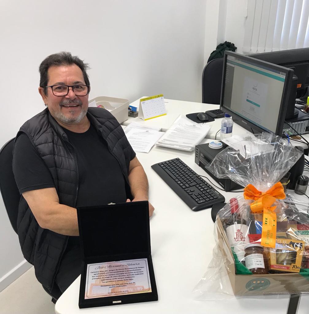 Reverência: Servidor de Gaspar é homenageado ao se aposentar após quase 50 anos de dedicação ao PJSC Reverência: Servidor de Gaspar é homenageado ao se aposentar após quase 50 anos de dedicação ao PJSC